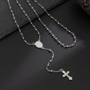 Vue détaillée du collier chapelet en argent avec pendentif croix et médaille de saint