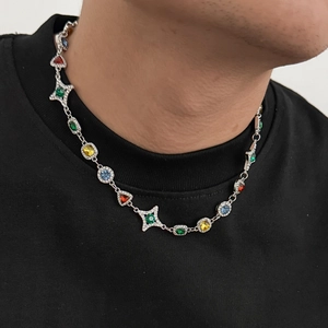 Detailaufnahme einer Herren-Halskette mit bunten Edelsteinen und pavé-gefassten Sternen
