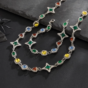 Nahaufnahme von Vintage-Halskette und Armband-Set mit bunten Edelsteinen und Strass