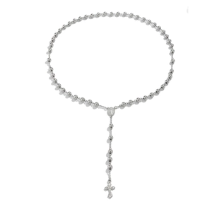 Collier chapelet en acier inoxydable avec pendentif croix et médaille sur fond blanc