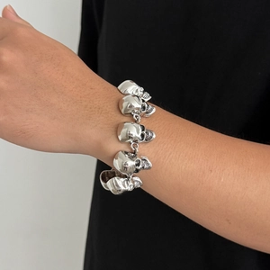 Détail d'un bracelet tête de mort argenté style punk avec finition métallique polie