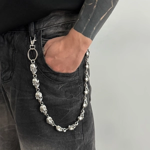 Vue détaillée de la chaîne de pantalon punk avec des maillons en forme de crâne argenté