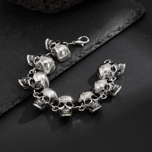 Bracelet gothique punk pour homme en métal argenté vieilli avec sept crânes réalistes