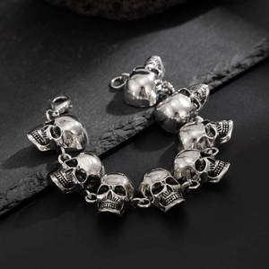 Détail macro du bracelet tête de mort gothique avec finition argentée rétro et fermoir