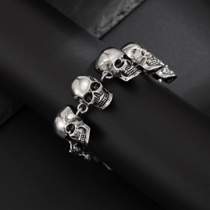 Vue détaillée du bracelet crâne argenté avec détails d'oxydation vintage sur support noir