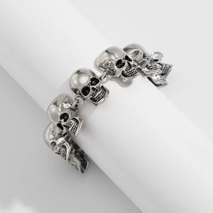 Détail d'un bracelet tête de mort gothique au fini vintage sur un support de bijoux