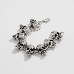 Vue macro des maillons de bracelet tête de mort argenté avec détails de gravure punk