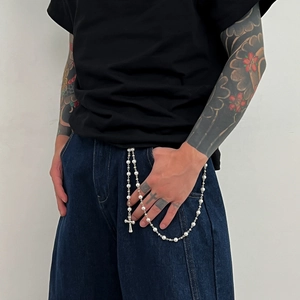 Chaîne de pantalon hip-hop avec perles fantaisie et pendentif croix argenté sur jean