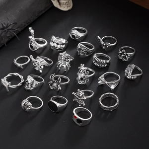 Makro-Anzeige von 20-teiliges Vintage-Silber Gothic-Ring-Set mit Totenkopf- und Spinnendesigns