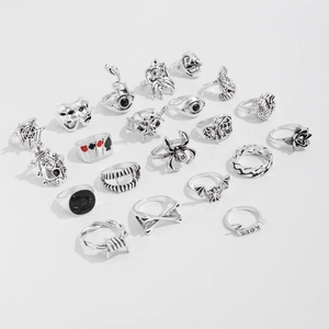 Gothic Punk Ring Set in Vintage Silber mit Totenkopf und Poker Motiven auf weißem Grund