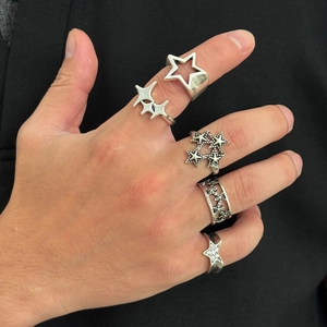 Dettaglio del set di anelli a stella in argento retrò in stile punk e hip-hop sulla mano