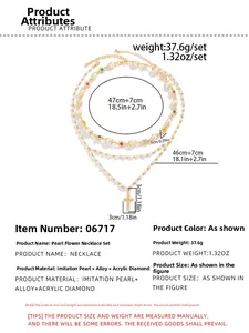 Ensemble de colliers triple rang avec perles, pendentif croix et détails de fleurs
