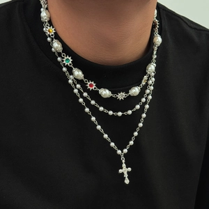 Détail du collier de perles multicouche avec croix en strass et gemmes colorées