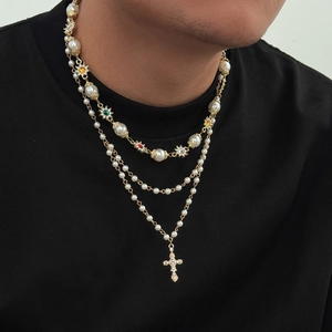 Collier de perles à trois couches avec pierres colorées et pendentif croix pour hommes