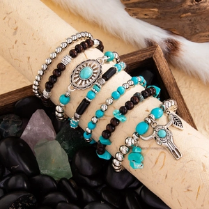 Bracelet bohème perlé avec pierres turquoise, perles de bois et pendentif tête de buffle