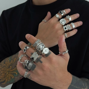 Herren-Ring-Set mit Totenkopf und Stern im Punk-Stil aus Silbermetall mit Streetwear-Look
