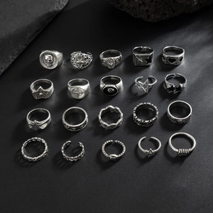 Detailansicht von 20 Punk-Ringen im Vintage-Silber-Look mit Totenkopf- und Sternmotiven