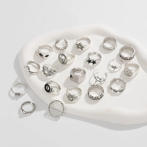 Draufsicht auf Retro Silber Punk Ring Set mit Totenkopf und Stern auf weißem Tablett