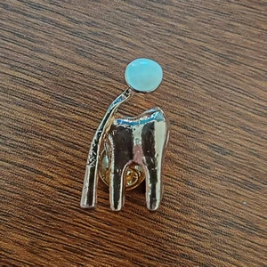 Kreative Goldzahn Brosche mit blauer Perle, medizinische Zahnnadel Zubehör für Zahnärzte