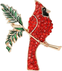 Vue détaillée d'une broche oiseau cardinal avec strass rouges et feuilles émaillées