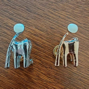 Kreative Zahn-Broschen in Silber und Roségold mit weißer Emaille und Schmetterlingsverschluss