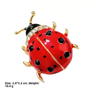 Détails montrant la taille 2,8*3,3cm et le poids 10,4g de la broche coccinelle en émail rouge