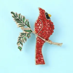 Magnifique broche oiseau cardinal rouge avec strass brillants et feuilles en émail