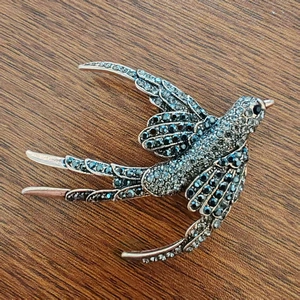 Vintage Alloy Rhinestone Swallow Bird Brooch Antique Silver Retro Suit Lapel Pin Fashion Commuter Animal Jewelry Accessory