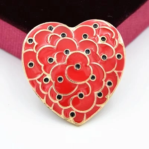 Rote Emaille-Herz-Mohn-Brosche mit goldenen Blütenmustern und schwarzen Punkten auf Weiß