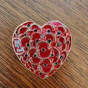 Detail der roten Mohnblumen Herzbrosche mit Goldmetall und schwarzen Emaille Blüten