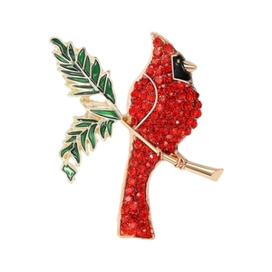 Exquise broche cardinale rouge avec cristaux sur une branche en métal doré brillant