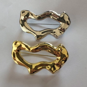 Broches métalliques géométriques évidées en forme de vague en or et argent