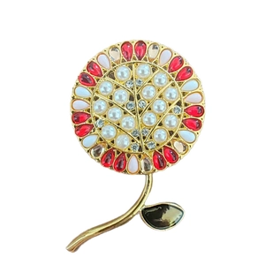 Elegante spilla a girasole con perle bianche, cristalli e pietre su base dorata