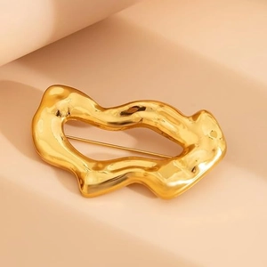 Broche géométrique dorée moderne avec texture fondue et design fluide minimaliste