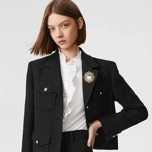 Barocke Kristallbrosche mit Perlendetails auf einer klassischen schwarzen Tweedjacke