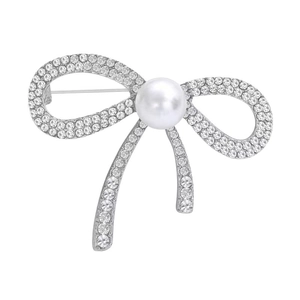 Élégante broche nœud argentée avec perle blanche et cristaux brillants sur fond blanc