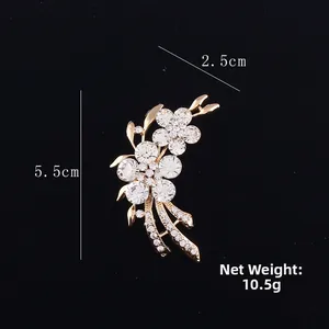 Détail d'une broche fleur en cristal argenté avec dimensions de 5,5 cm sur 2,5 cm