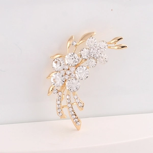 Broche fleur rose en cristal élégante avec base argentée scintillante pour la mariée