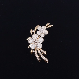 Gros plan d'une broche rose en cristal argenté avec strass brillants sur fond noir