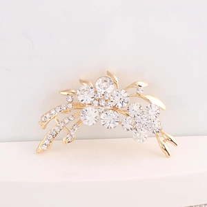 Vue détaillée d'une broche rose argentée avec des pétales de fleurs en cristal blanc