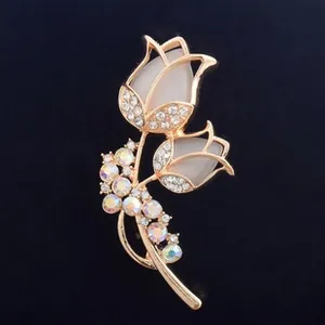 Détail de la broche tulipe avec cadre doré, pétales d'opale et strass scintillants