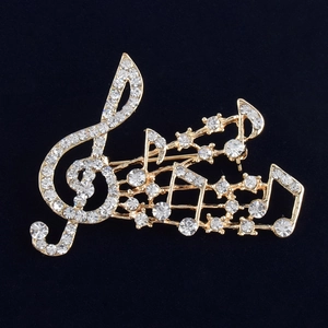 Broche élégante en forme de note musicale dorée avec strass sur fond de velours noir