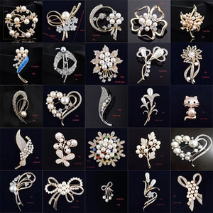 Collection de broches en cristal et perles avec détails des tailles et des poids