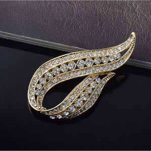 Broche goutte dorée élégante avec cristaux clairs en forme d'aile de plumes pour femme