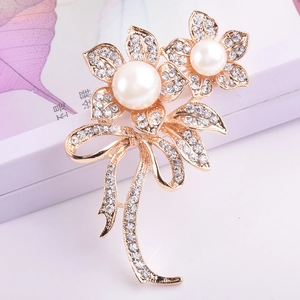 Broche ruban floral or rose élégante avec perles blanches et zircons brillants