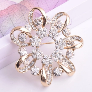 Gros plan d'une broche fleurie en cristal élégante avec base dorée et cristaux brillants