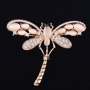 Vue détaillée d'une broche libellule avec ailes en opale rose et cristaux scintillants