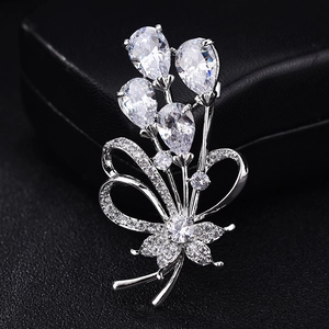 Broche Fleur en Cuivre Zircone Élégante pour Femmes Luxe Strass Incrusté Broche Florale pour Costume Pull Mode Bijoux Cadeau