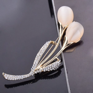 Broche tulipe dorée élégante avec pétales en opale blanche et feuilles de cristal