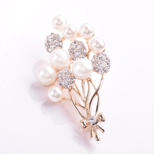Eleganter Gold-Bogen-Brosche mit funkelnden Strasssteinen und weißen Perlen im Bouquet-Stil